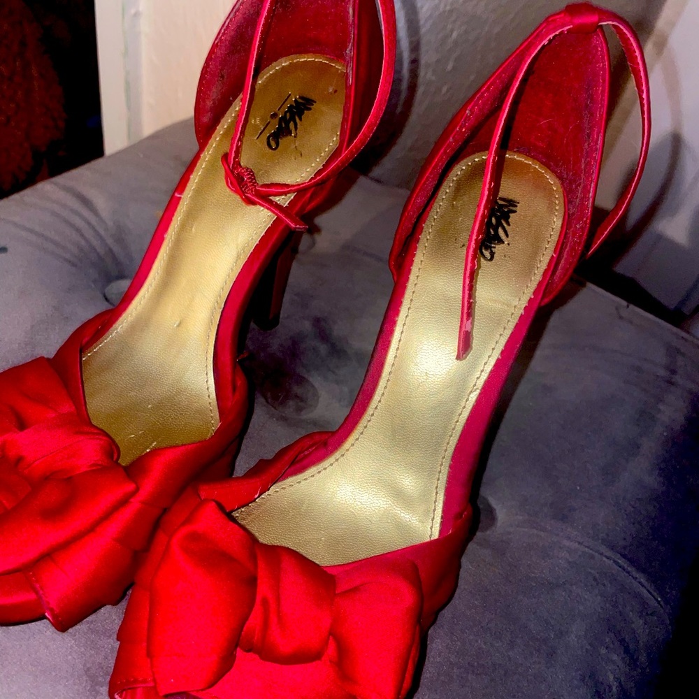 Vintage like red satin heels